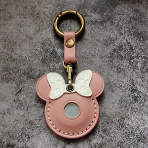 Funda de Cuero para AirTag met Grabado Personalizado, Diseño de Orejas de Ratón para Mujeres, Uso en Viajes y Exteriores