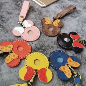 Graziosa custodia airtag a forma di topo con copertina airtag in pelle personalizzata con nome in un simpatico portachiavi airtag personalizzato con motivo mouse kawaii