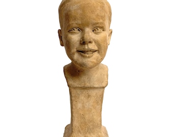 Busto di un ragazzo della metà del 20 ° secolo