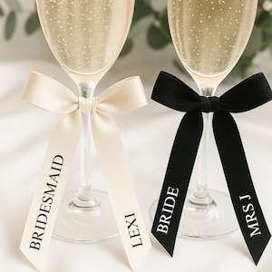 Personalised Wedding Champagne Glass Bows – Custom Name & Role Ribbon Charms for Bride, Bridesmaids, Hen Party – Elegant Bridal Table Decor