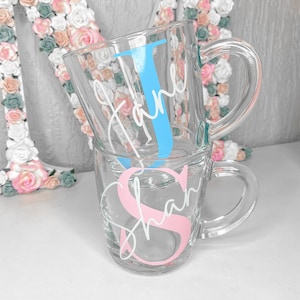 Caneca de vidro personalizada com inicial e nome | Copo de vidro | Copo de café de vidro | Copo com inicial personalizada | Presentes para ela | Presente de Natal