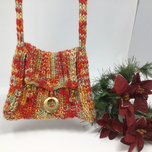Knitted shoulder bag “Jandi”, with matching colored and vintage beads