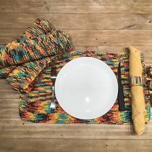 Knitted placemat set of four with four napkin rings