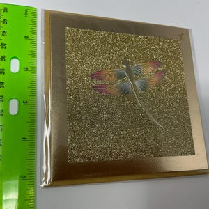cartão de felicitações de libélula quadrado, fechado, em branco por dentro, com envelope dourado