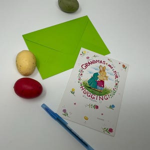 Cartão de Páscoa para a avó, com envelope verde, abraçando coelhinhos, sem uso, MAS com tradução escrita em alemão na frente do cartão