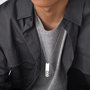 Collar de barra para hombre J62, delicado colgante inicial, cadena trenzada de plata, collar con letra personalizada - delicado collar con dije de letra