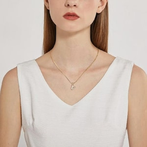 Collar con inicial J42 de oro de 14 quilates, collar con inicial personalizado, regalo para ella, collar minimalista, regalo para el Día de la Madre, collar hipoalergénico