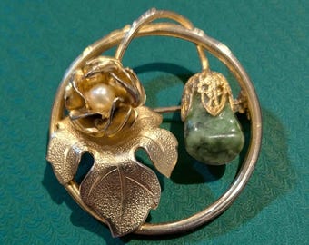 Vintage 1960s Jade Nugget & Faux Pearl Gold-Tone Floral Brooch Pin – Sarah Coventry Style, Retro Statement Jewelry, Collectible Pin, Gift