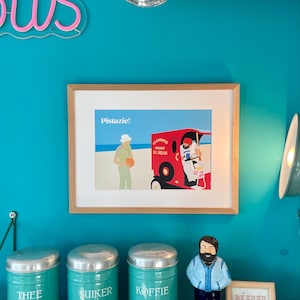 Könnte beinhalten: Eine gerahmte Illustration eines roten Eiswagen mit den Worten "Pistazie!" und "Homemade Ice Cream" an der Seite. Der Wagen steht an einem Strand mit einer Person in einem weißen Hut und einer Person in einem roten Hemd, die daneben stehen. Es gibt drei türkisfarbene Kanister mit weißen Beschriftungen, die "Thee", "Suiker" und "Koffie" sagen. Eine Figur eines Mannes mit Bart und blauer Jacke steht vor den Kanistern. Ein kleines Holzschild mit dem Wort "Nee" steht auf dem Tisch.