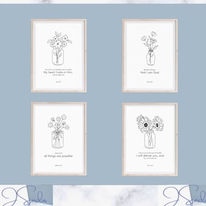 Pode incluir: Quatro designs de arte de parede imprimíveis com desenhos em preto e branco de flores em jarros de vidro com citações inspiradoras e versículos bíblicos. As citações são "O Senhor é a minha força e o meu escudo; o meu coração confia nele," "Aquieta-te e sabe que eu sou Deus," "Tudo é possível para aquele que crê," e "Invoca-me no dia da angústia; eu te livrarei, e tu me honrarás."