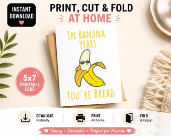 Könnte beinhalten: Eine bedruckbare 5x7-Karte mit einer Comic-Banane mit Sonnenbrille. Auf der Karte steht "IN BANANA YEARS YOU'RE BREAD". Die Karte befindet sich auf einem braunen Umschlag, mit den Worten "PRINT, CUT & FOLD AT HOME" oben.