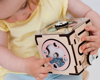 Cube occupé. Jouets pour bébé Montessori. Tout-petit occupé à bord. Planche sensorielle. Matériel Montessori.