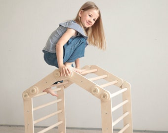 Houten babygym. Binnenspeeltuin. Klimhal voor peuters. Klimmende driehoek. Babyyoga