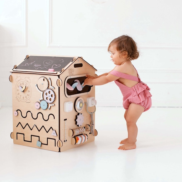 Occupé à bord bébé. Cube sensoriel. Maison de jeu en bois. Jouets Montessori pour bébé. Tout-petit à bord occupé. Maison occupée.