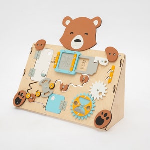 Jouets Montessori pour bébé. Planche occupée pour tout-petit. Tableau sensoriel. Matériaux Montessori. Occupé à bord. Maison occupée Bear