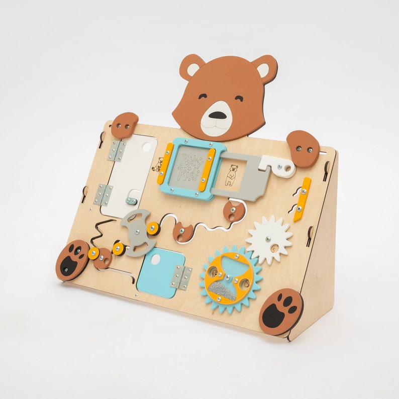 Jouets Montessori pour bébé. Planche occupée pour tout-petit. Tableau sensoriel. Matériaux Montessori. Occupé à bord. Maison occupée Bear