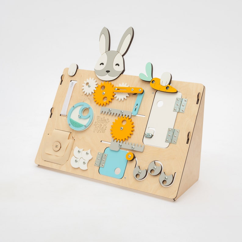 Jouets Montessori pour bébé. Planche occupée pour tout-petit. Tableau sensoriel. Matériaux Montessori. Occupé à bord. Maison occupée Bunny