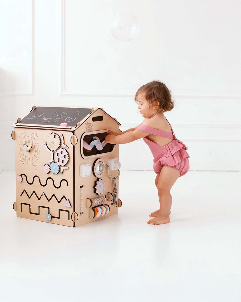 Occupé à bord bébé. Cube sensoriel. Maison de jeu en bois. Jouets Montessori pour bébé. Tout-petit à bord occupé. Maison occupée. image 1