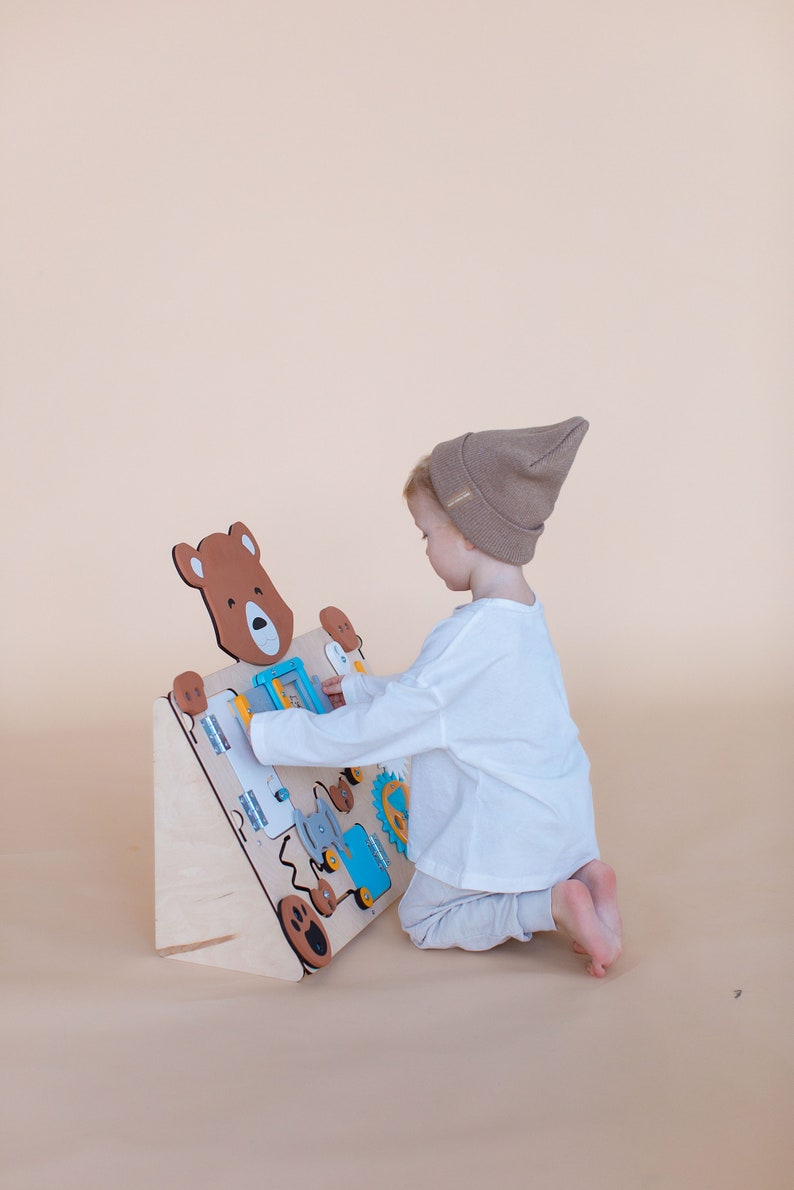 Jouets Montessori pour bébé. Planche occupée pour tout-petit. Tableau sensoriel. Matériaux Montessori. Occupé à bord. Maison occupée image 2