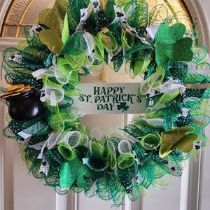 St. Patrick&#39;s Day wreath, shamrock, pot of gold
