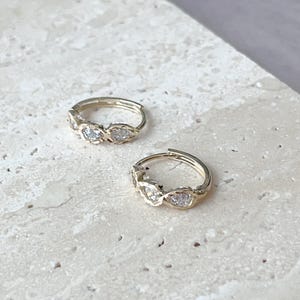 9K Solid Gold CZ Huggie Hoop Ohrringe: Zierliche Klapp Design