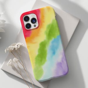 Puede incluir: Una funda de teléfono colorida con un diseño de acuarela arcoíris. La funda presenta un borde rojo y una vibrante mezcla de tonos amarillos, verdes, azules y morados. La funda está diseñada para un teléfono inteligente.
