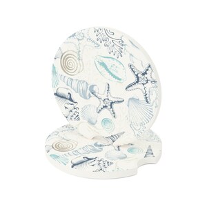 Pu&ograve; includere: Due sottobicchieri in ceramica bianca con un design di conchiglie e stelle marine blu e bianche.