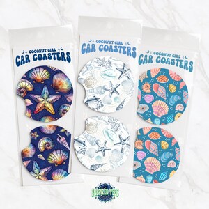 Pu&ograve; includere: Set di sei sottobicchieri per auto con un design a conchiglie e stelle marine. I sottobicchieri sono stampati con uno schema di colori blu, bianco e rosa. Il testo "COCONUT GIRL CAR COASTERS" &egrave; stampato sulla confezione.