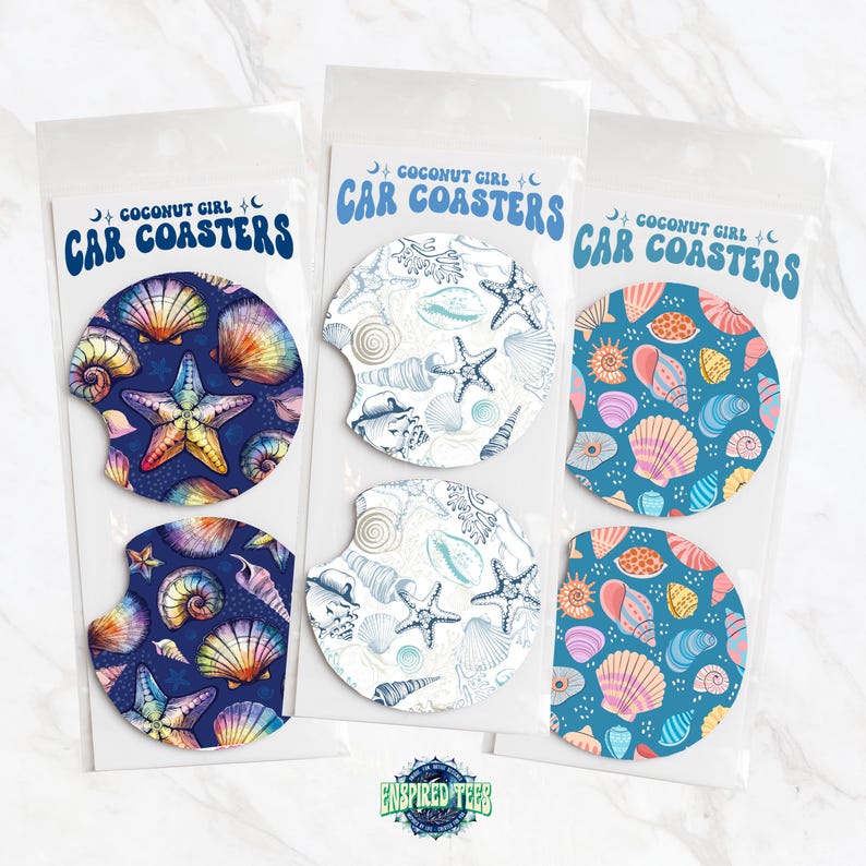 Pu&ograve; includere: Set di sei sottobicchieri per auto con un design a conchiglie e stelle marine. I sottobicchieri sono stampati con uno schema di colori blu, bianco e rosa. Il testo "COCONUT GIRL CAR COASTERS" &egrave; stampato sulla confezione.
