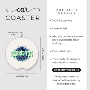 Pu&ograve; includere: Un sottobicchiere rotondo bianco per auto con un design verde, blu e bianco che dice "ENSPIRED TEES". Il sottobicchiere &egrave; largo 2,6 pollici e alto 2,6 pollici. &Egrave; fatto di pietra saponaria e ha una finitura opaca.