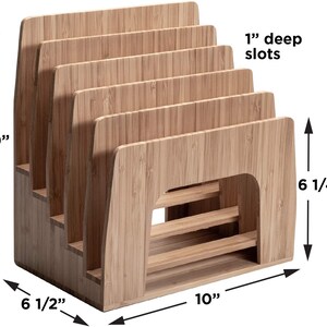 Puede incluir: Un organizador de escritorio de bamb&uacute; con seis ranuras, cada una de 2,5 cm de profundidad, para guardar archivos y documentos. El organizador mide 25,4 cm de alto, 16,5 cm de ancho y 25,4 cm de largo. Se aprecia la veta natural de la madera.