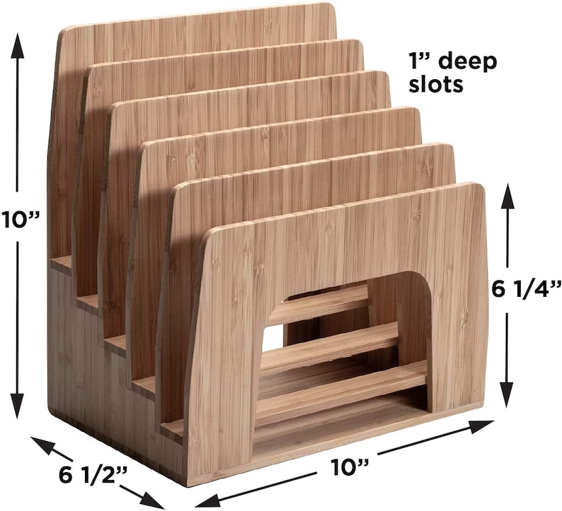 Puede incluir: Un organizador de escritorio de bamb&uacute; con seis ranuras, cada una de 2,5 cm de profundidad, para guardar archivos y documentos. El organizador mide 25,4 cm de alto, 16,5 cm de ancho y 25,4 cm de largo. Se aprecia la veta natural de la madera.