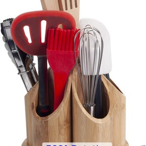 Può includere: Un portautensili da cucina in bambù rotante con quattro fessure. Il portautensili contiene una spatola in silicone rossa, un pennello in silicone rosso, una spatola in silicone bianca e una frusta argentata. Il portautensili è dotato di una funzione di rotazione a 360°.