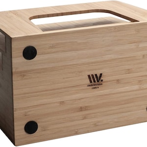 Puede incluir: Un organizador de escritorio de bamb&uacute; marr&oacute;n claro con m&uacute;ltiples estantes angulados y una abertura rectangular superior. El organizador tiene pies circulares negros y el logotipo "mobilevision" es visible en el lateral. El c&oacute;digo de producto es 10085/4.