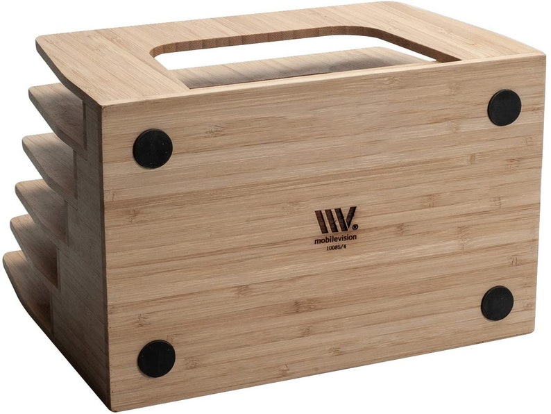 Puede incluir: Un organizador de escritorio de bamb&uacute; marr&oacute;n claro con m&uacute;ltiples estantes angulados y una abertura rectangular superior. El organizador tiene pies circulares negros y el logotipo "mobilevision" es visible en el lateral. El c&oacute;digo de producto es 10085/4.