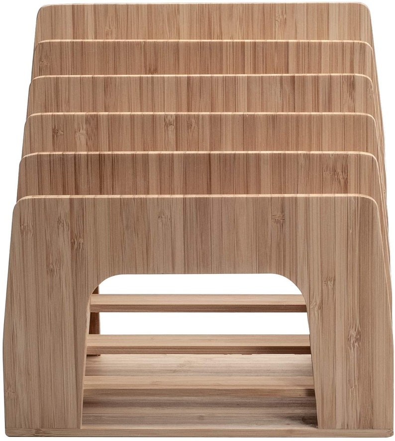 Puede incluir: Un organizador de escritorio de bamb&uacute; con m&uacute;ltiples ranuras para guardar archivos, papeles u otros suministros de oficina. El organizador tiene un acabado de vetas de madera natural y una construcci&oacute;n robusta.