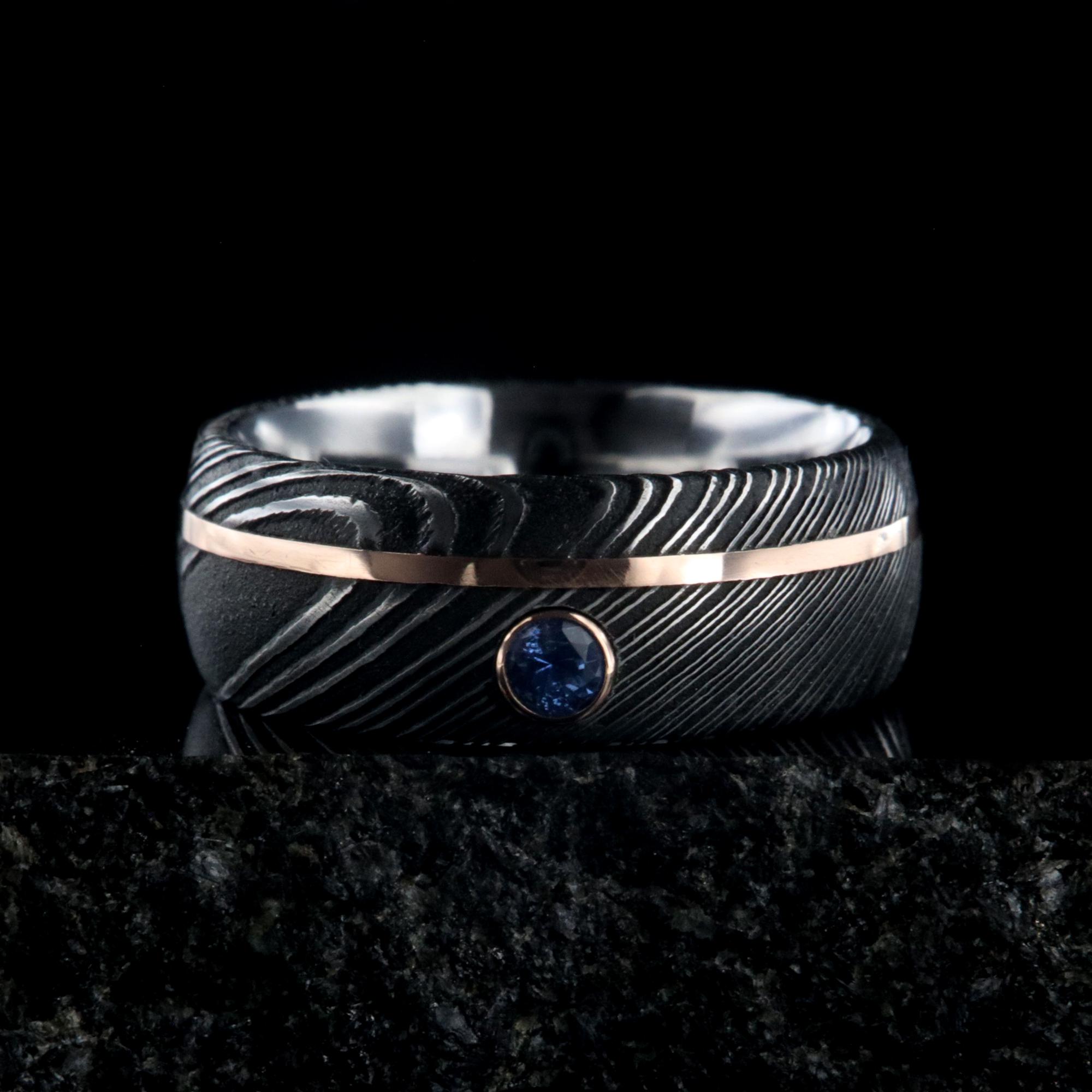 Fede Nuziale Da Uomo In Acciaio Damasco Da 8 Mm, Zaffiro Yogo E Inserto In Oro Rosa 14 Carati - Italia - Foto 3