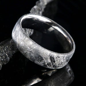 Fede nuziale da uomo in meteorite Gibeon, anello unico, realizzato a mano con vestibilità comoda.