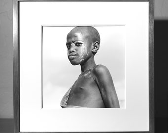 Mursi Boy, Etiopía, 2010, Edición Limitada (50), Impresión de gelatina de plata hecha a mano 11x14, tonificada en selenio, impresa por el fotógrafo