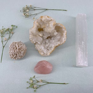 Angel Cleansing Kit with Healing Crystals, White Sage Floral Smudge Stick, Palo Santo and Angel Feathers. image 4