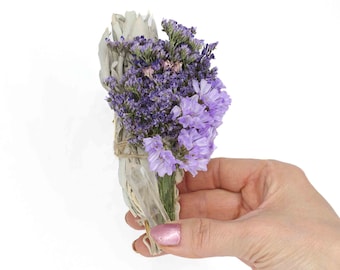 神秘的なオーガニックホワイトセージスマッジスティック、紫の野生の花、透明なクォーツワンド付き - スピリチュアルな意識を高め、ネガティブなエネルギーを払拭します