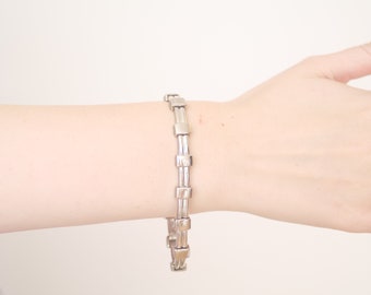 Chain & link bracelet in silver tone