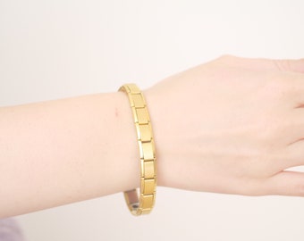 Stretchy chain bracelet in gold tone