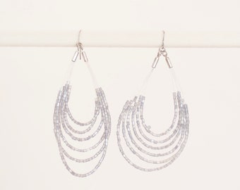 Boucles d'oreilles pendantes en perles tendance, ton bleu et argenté