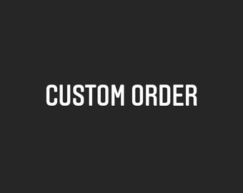 Op de afbeelding: Een zwarte achtergrond met de witte tekst "CUSTOM ORDER" in een vetgedrukte, schreefloze lettertype. De tekst is gecentreerd en beslaat een aanzienlijk deel van de afbeelding.