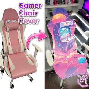 Könnte beinhalten: Ein rosa und weißer Gaming-Stuhl mit einem abnehmbaren Bezug mit einem Retro-Arcade-Spieldesign. Der Bezug hat ein rosa, lila und blaues Farbschema mit einem Galaxie-Hintergrund. Der Text "Gamer Chair Cover" wird in der oberen linken Ecke des Bildes angezeigt.