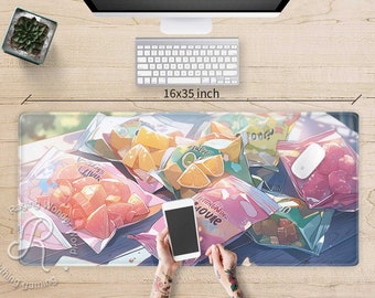 Puede incluir: Alfombrilla de ratón rectangular con una colorida ilustración de varias bolsas de snacks, incluyendo rodajas de fruta y caramelos. La alfombrilla mide 40,6 x 88,9 cm. Un ratón y un teclado blancos son visibles en un escritorio de madera.