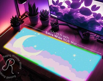 Könnte beinhalten: Eine große, extra breite RGB-Gaming-Mausmatte mit hellblauem Hintergrund und einem Design mit Halbmond und Sternen. Die Mausmatte hat einen regenbogenfarbenen LED-Lichtrahmen. Der Text "12x35,5 Zoll Extra breite RGB-Matte" ist auf der Mausmatte aufgedruckt. Der Text "Raging Wonder World Everything gaming" ist in der linken unteren Ecke der Mausmatte aufgedruckt.