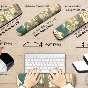 K&ouml;nnte beinhalten: Drei verschiedene Handgelenkauflagen f&uuml;r Computer-Tastaturen. Die erste ist eine weiche, schwarze Schaumstoff-Handgelenkauflage mit einem gr&uuml;n-wei&szlig;en Blumenmuster. Die zweite ist eine Silikon-Handgelenkauflage mit einem gr&uuml;n-wei&szlig;en Blumenmuster. Die dritte ist eine feste Gummi-Handgelenkauflage mit einem gr&uuml;n-wei&szlig;en Blumenmuster. Alle drei Handgelenkauflagen sind 1,27 cm dick.