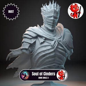 Può includere: Busto dettagliato di un cavaliere in armatura, con un elmo coronato e un'armatura a strati. Il busto è grigio chiaro e presenta il testo "Soul of Cinders DARK SOULS 3". È presente anche un adesivo con la scritta "BUST".